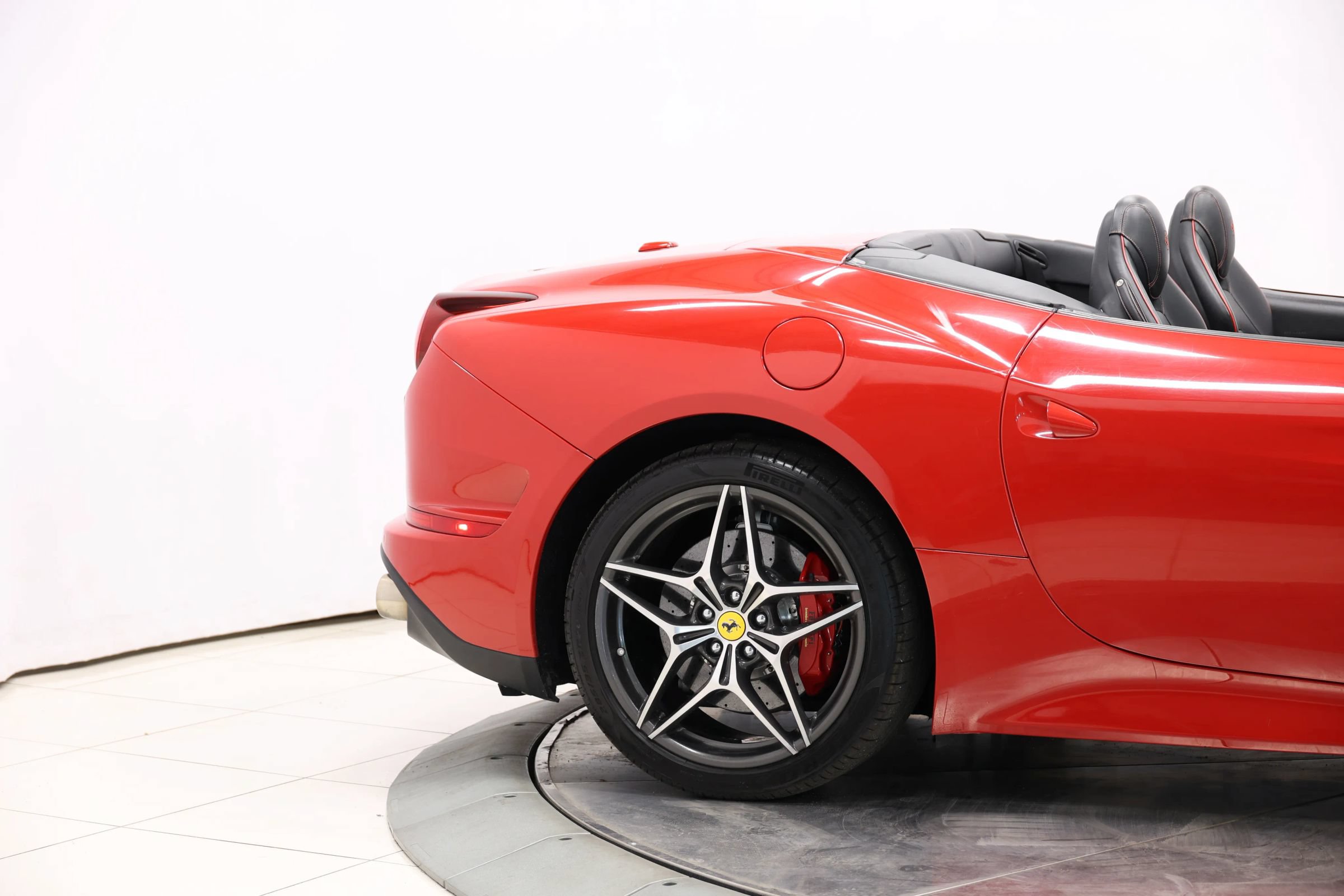 Used 2017 Ferrari California T RWD image 61