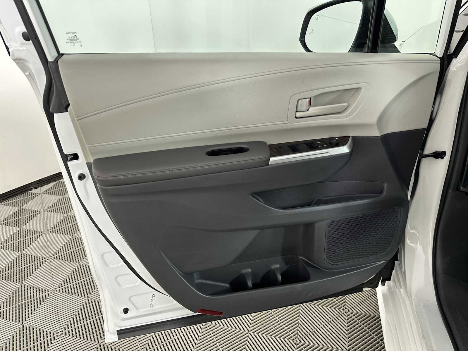 Used 2024 Toyota Sienna LE FWD image 16