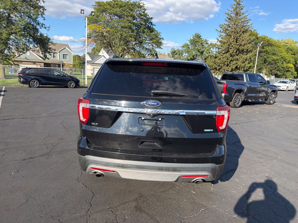 Used 2017 Ford Explorer XLT AWD/4WD image 7