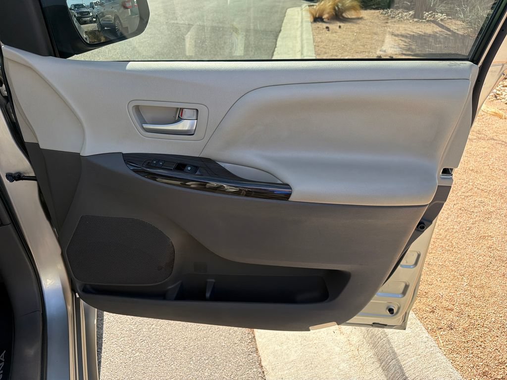 Used 2017 Toyota Sienna XLE w/ XLE Navigation Package FWD image 33