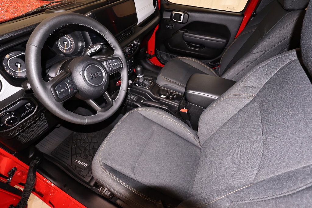 Used 2025 Jeep Wrangler Unlimited Sport AWD/4WD image 32