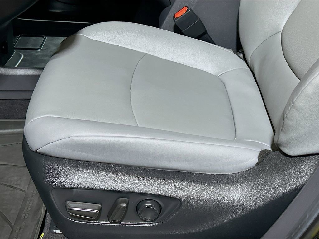Used 2023 Toyota Sienna XLE w/ XLE Plus Package FWD image 17