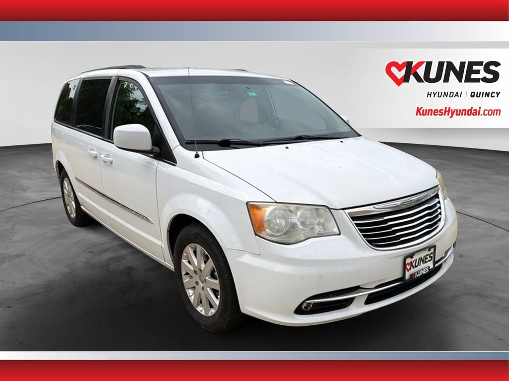 Used 2014 Chrysler Town & Country Touring FWD image 1