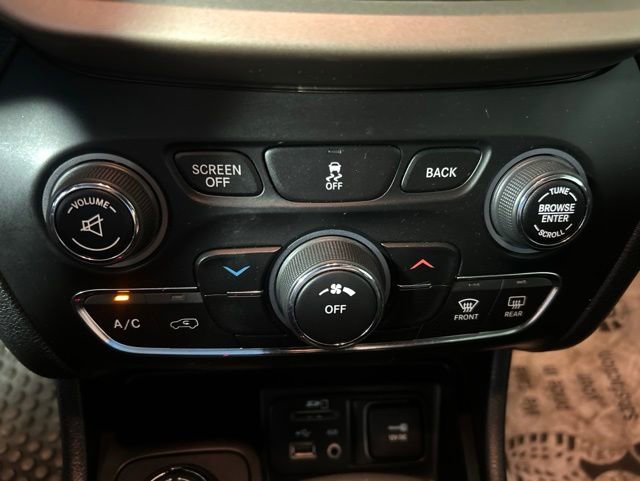 Used 2017 Jeep Cherokee Latitude w/ True North Edition AWD/4WD image 28