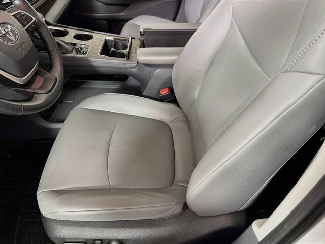 Used 2022 Toyota Sienna XLE w/ XLE Plus Package FWD image 26