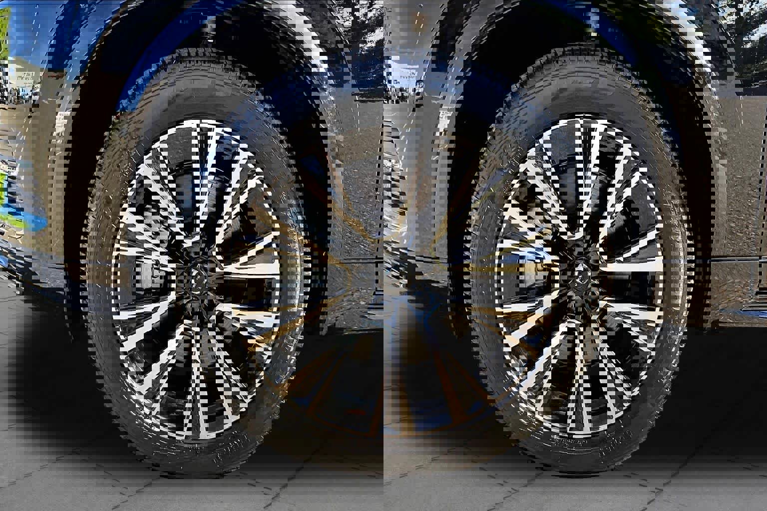 Used 2025 Volvo XC90 T8 Core w/ Climate Package image 10