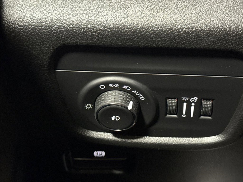 Used 2025 Jeep Grand Cherokee Limited image 18