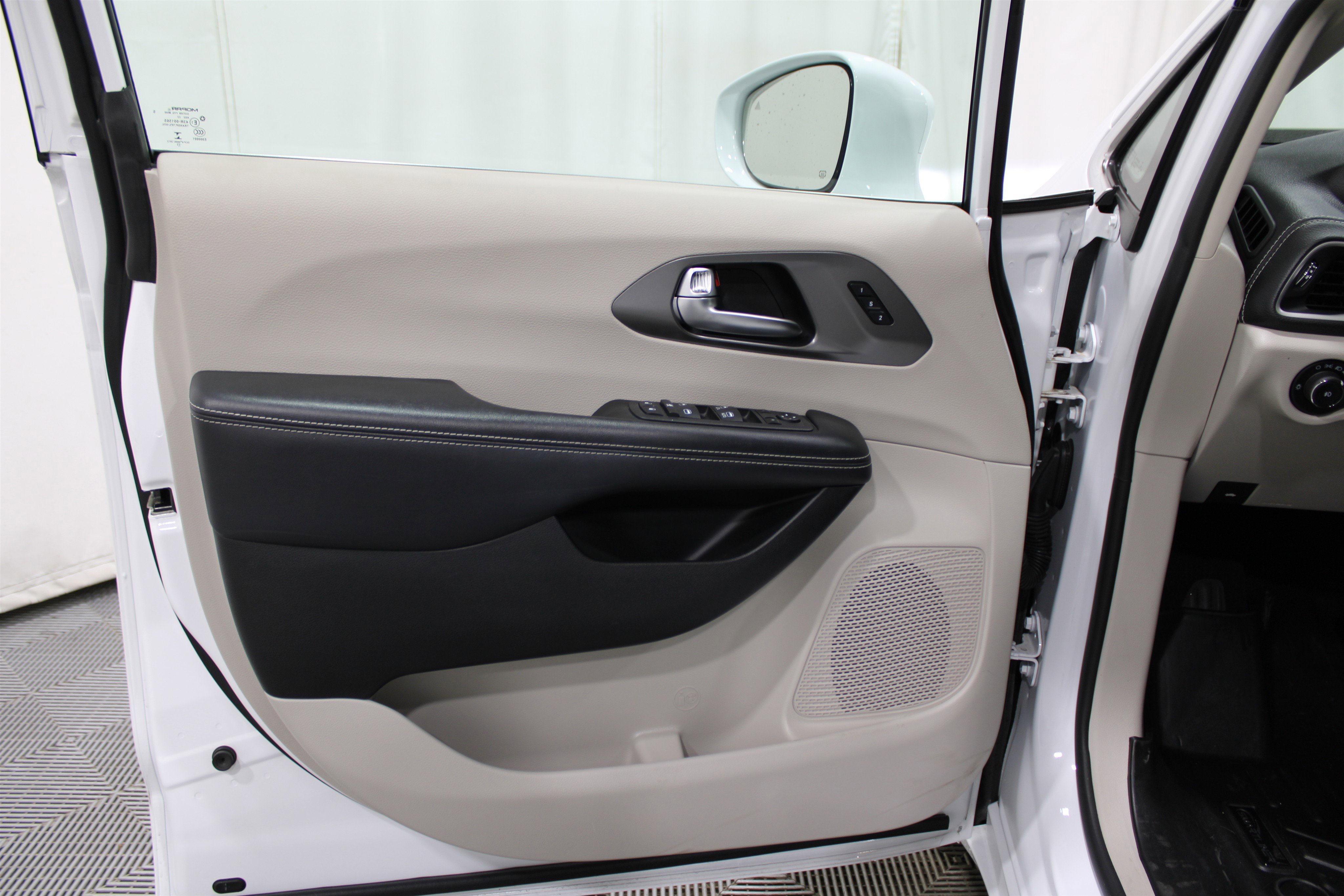 Used 2022 Chrysler Pacifica Touring-L image 6