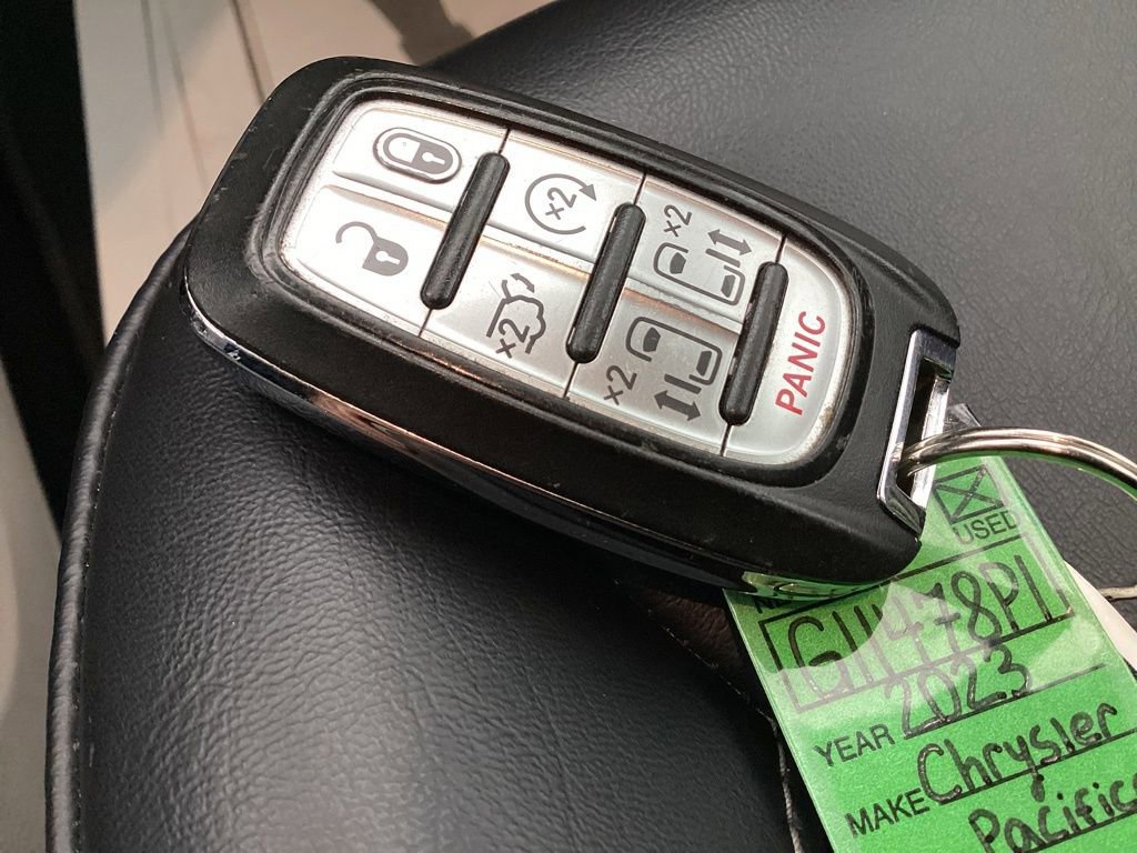 Used 2023 Chrysler Pacifica Touring-L image 37