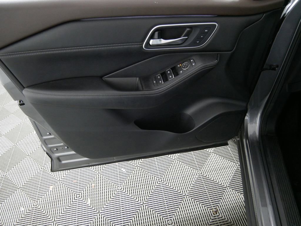 Used 2022 Nissan Rogue Platinum w/ Head-Up Display Package image 15