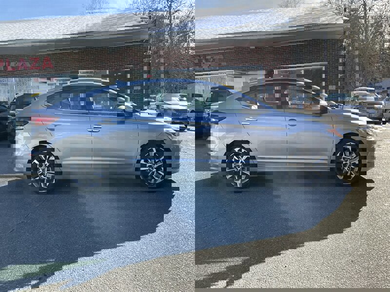 Used 2017 Hyundai Elantra Limited image 4