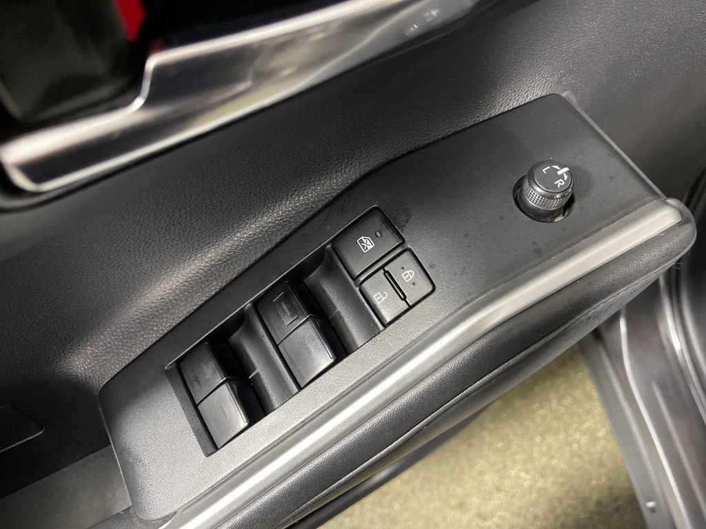 Used 2022 Toyota Highlander XLE FWD image 18