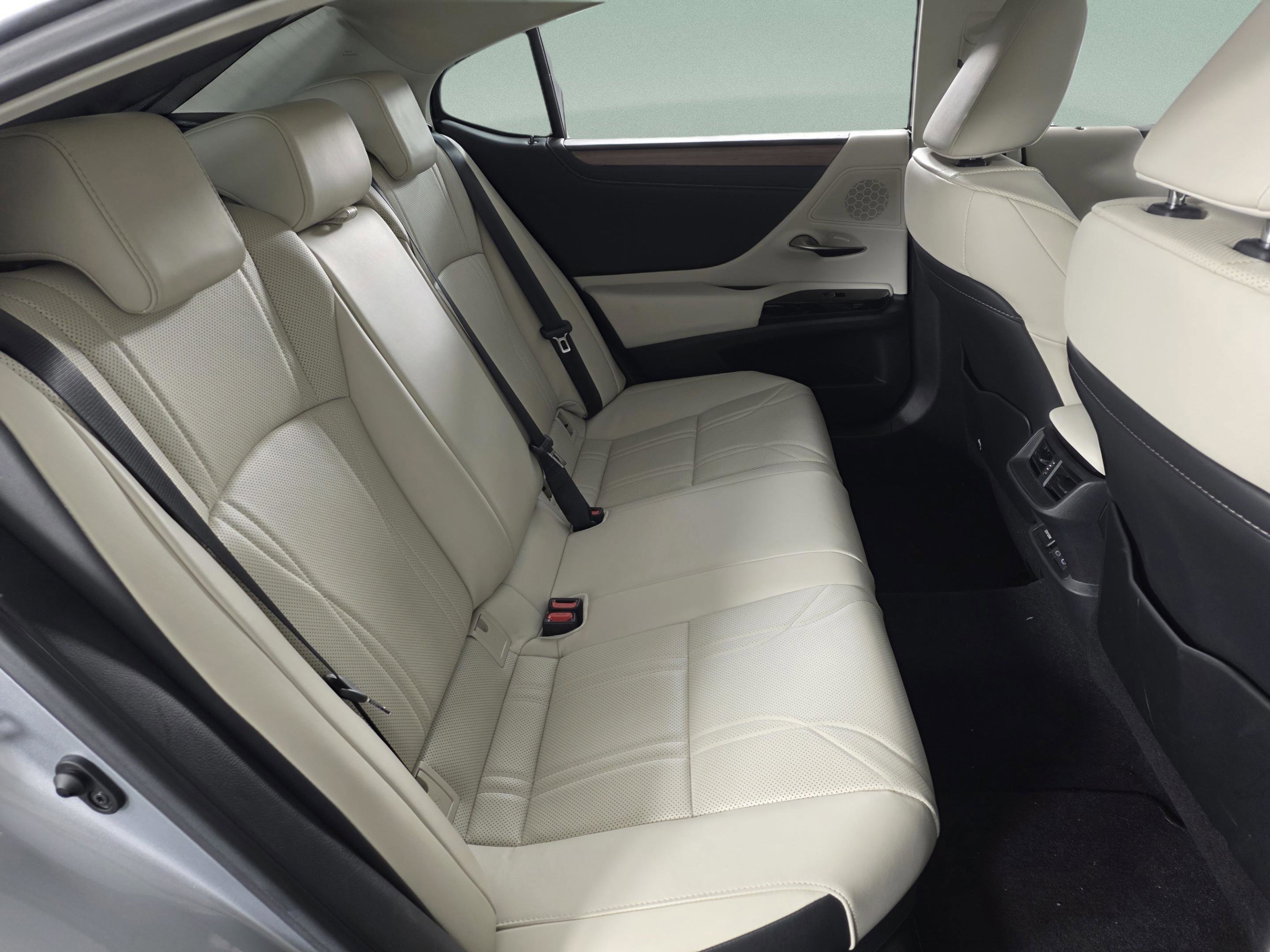 Certified 2025 Lexus ES 300h w/ Technology Package image 23