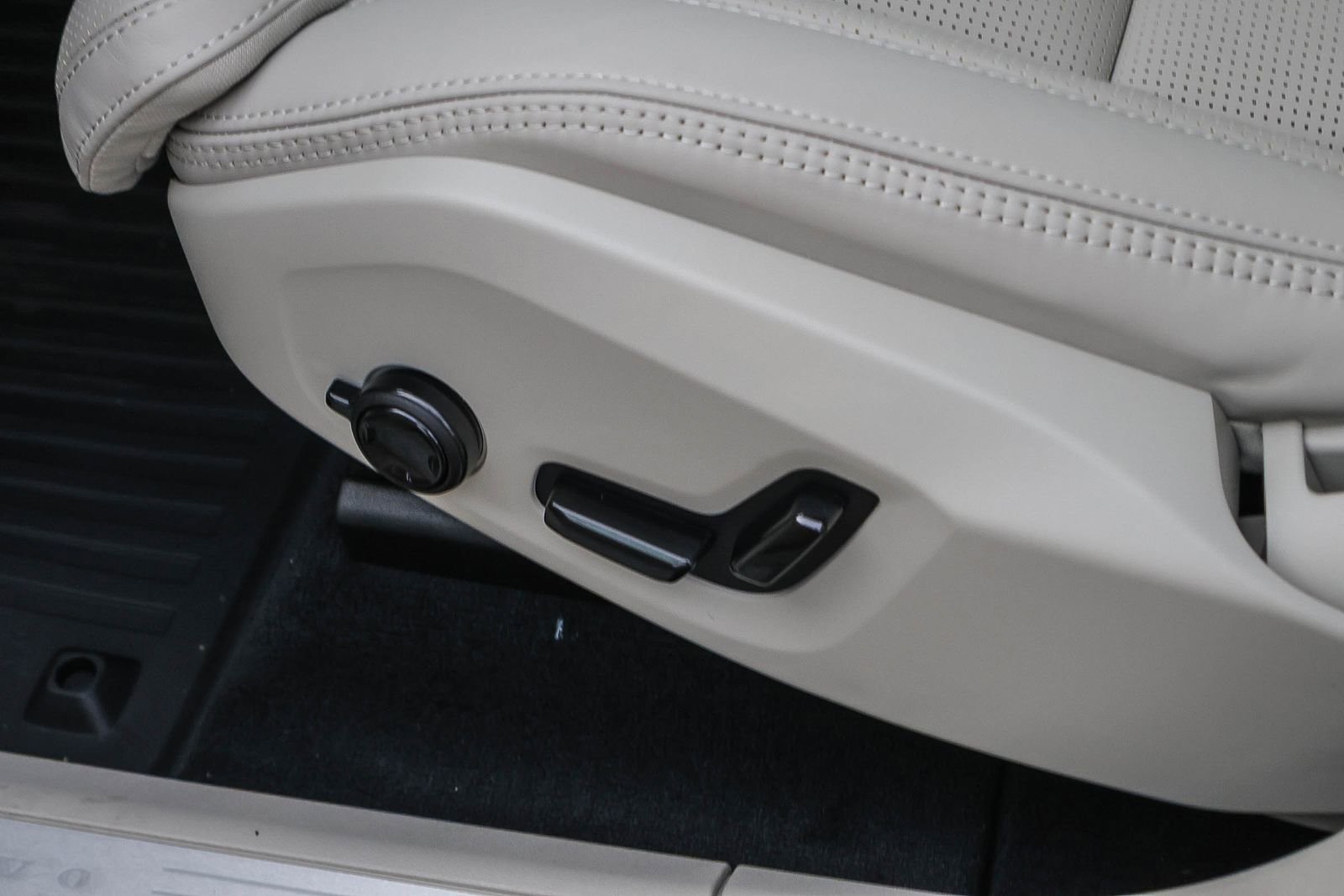 New 2026 Volvo XC60 T8 Ultra w/ Protection Package Premier image 32