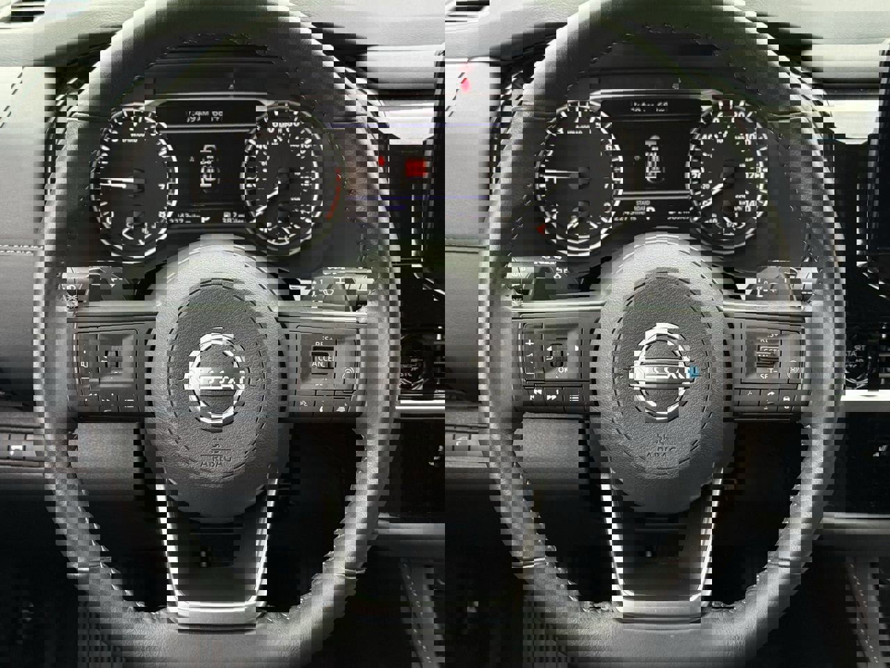 Used 2025 Nissan Pathfinder SV image 12