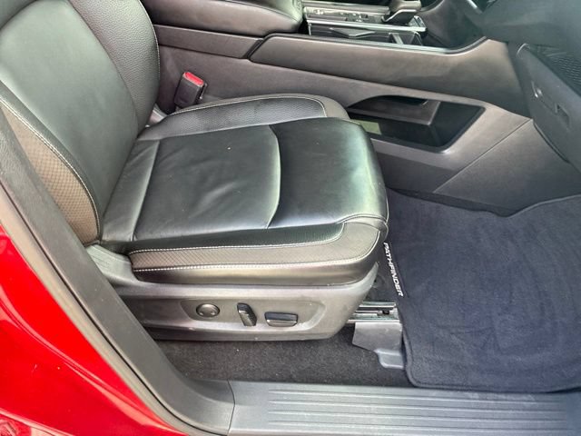 Used 2024 Nissan Pathfinder SL FWD image 11
