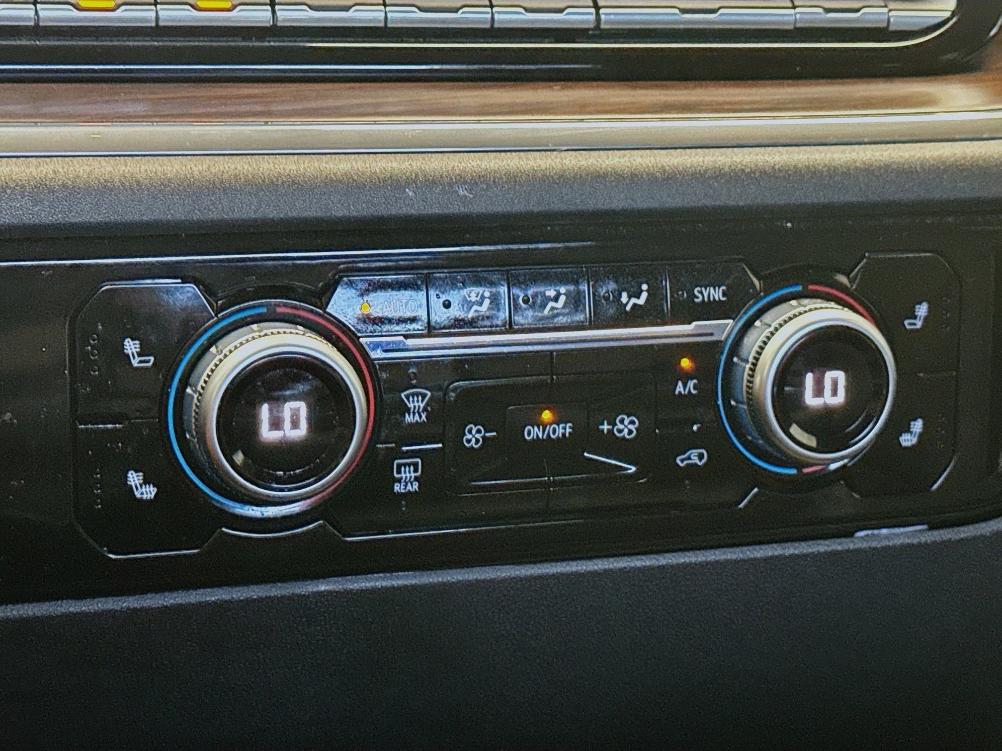 Used 2024 GMC Sierra 1500 SLT image 11