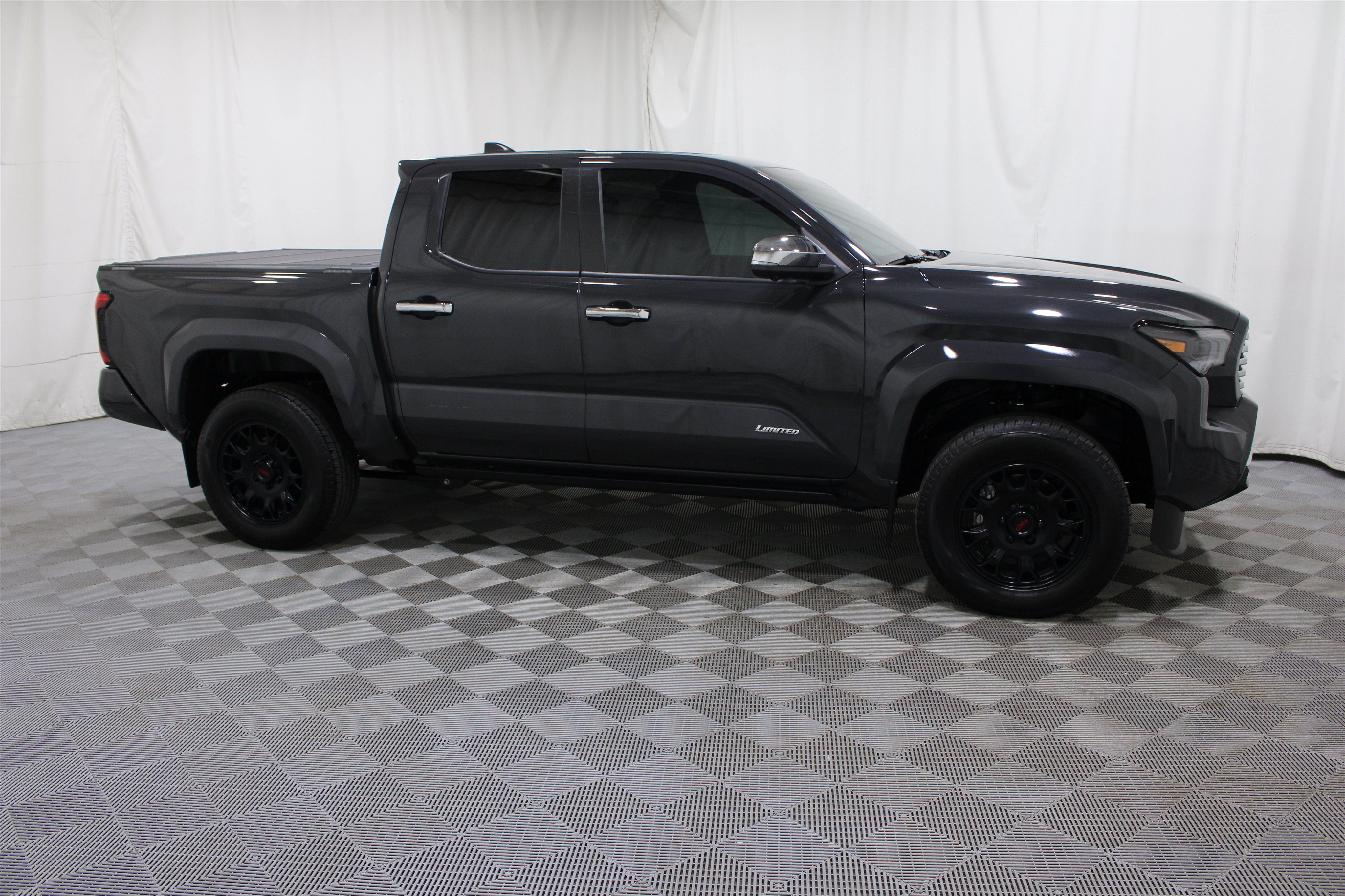Used 2025 Toyota Tacoma Limited AWD/4WD image 28