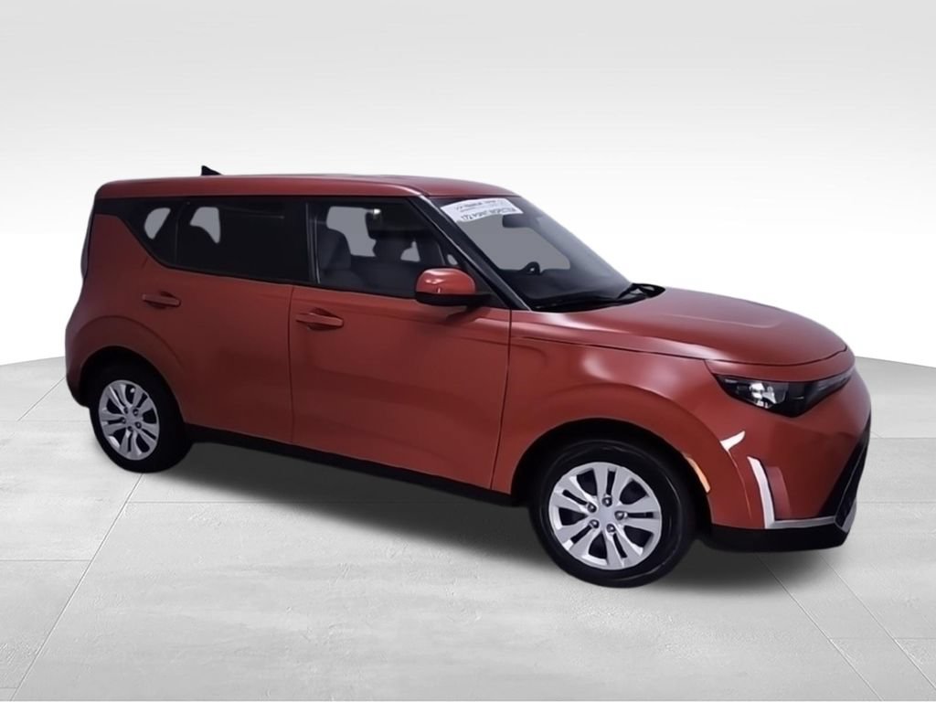 Used 2025 Kia Soul LX FWD image 2