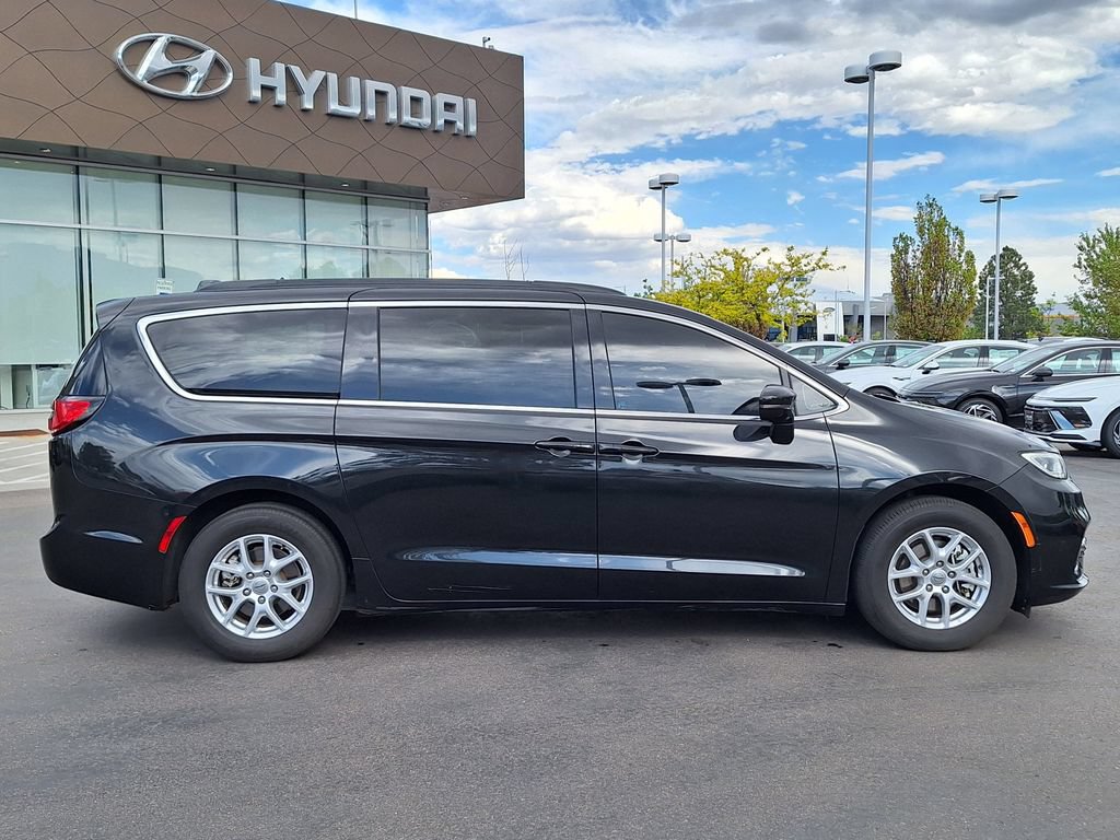 Used 2022 Chrysler Pacifica Touring-L FWD image 2