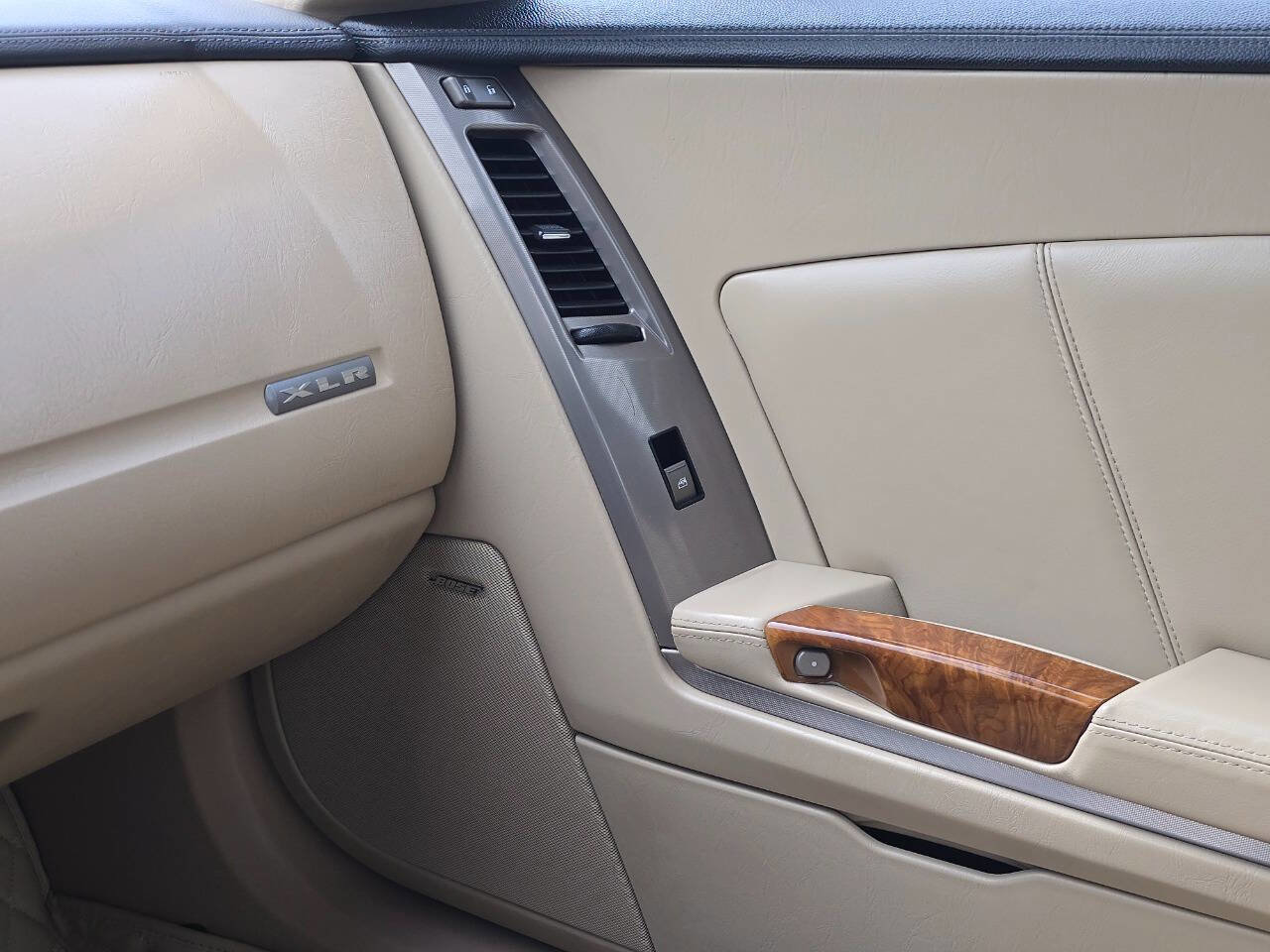 Used 2009 Cadillac XLR image 26