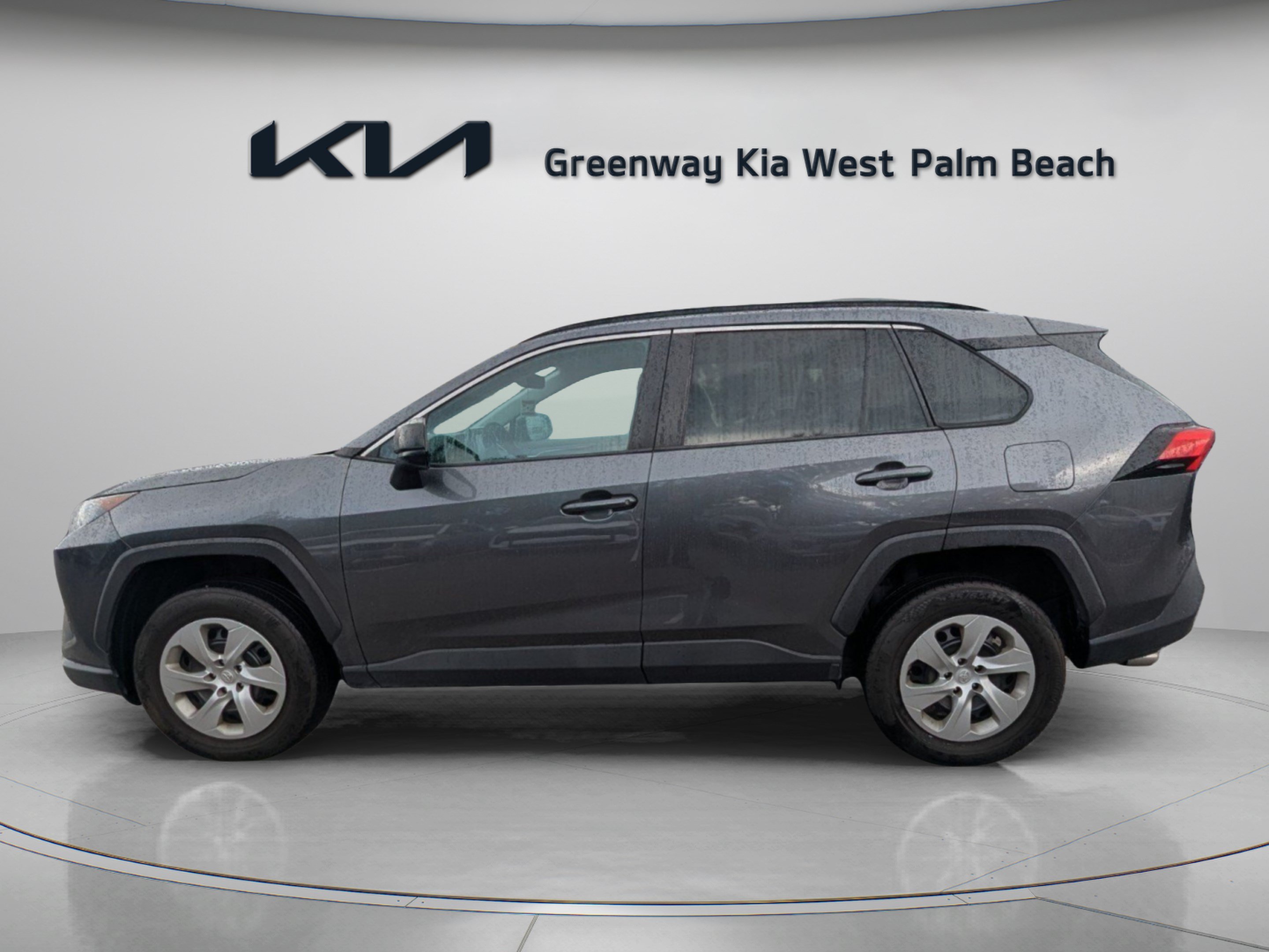 Used 2021 Toyota RAV4 LE FWD image 5