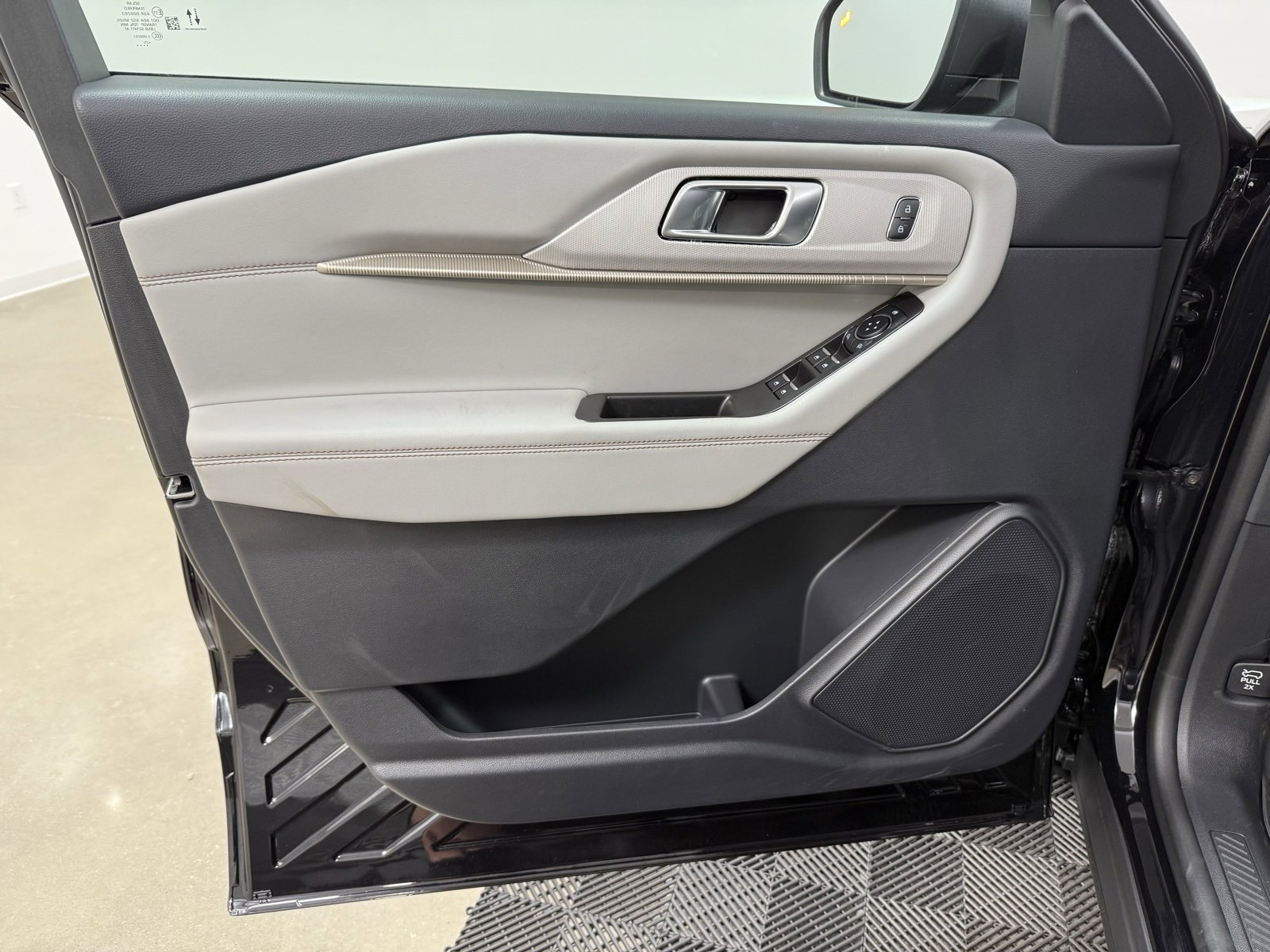 Used 2025 Ford Explorer Active w/ Active Comfort Package image 8