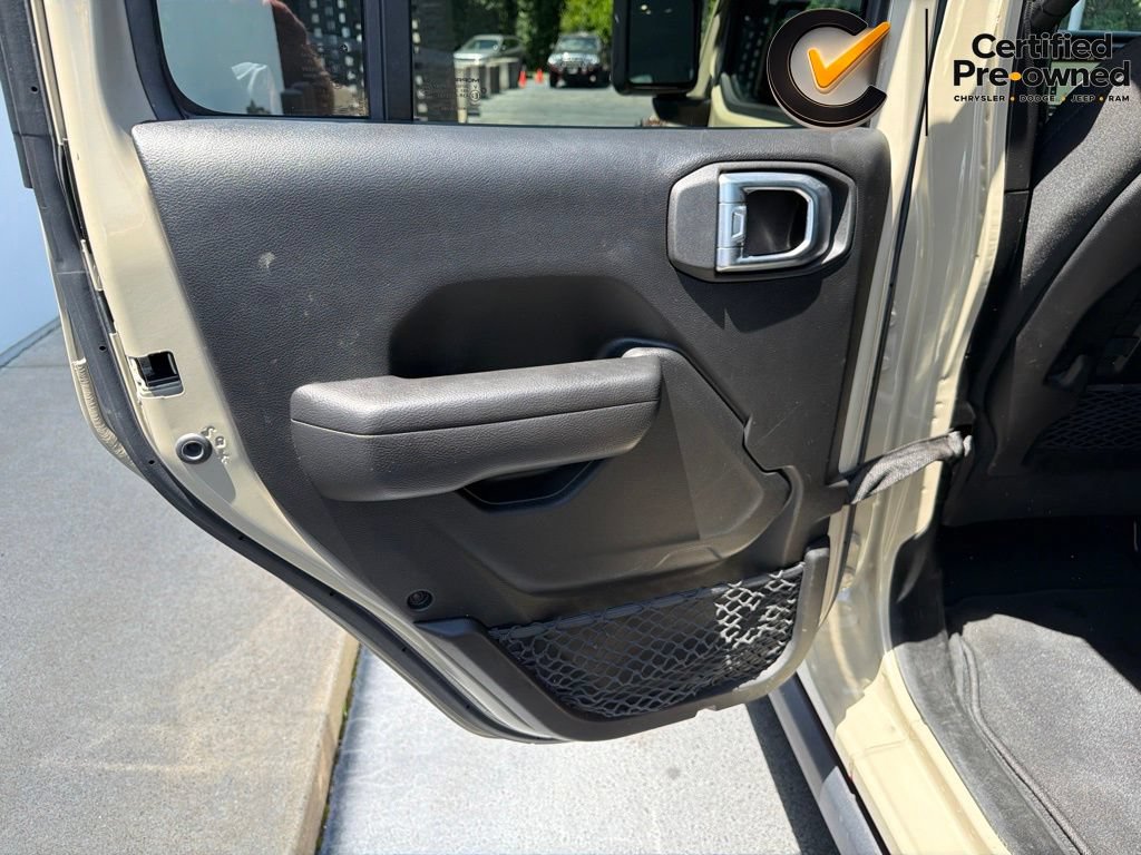 Certified 2022 Jeep Wrangler Unlimited Rubicon w/ Dual Top Group AWD/4WD image 38