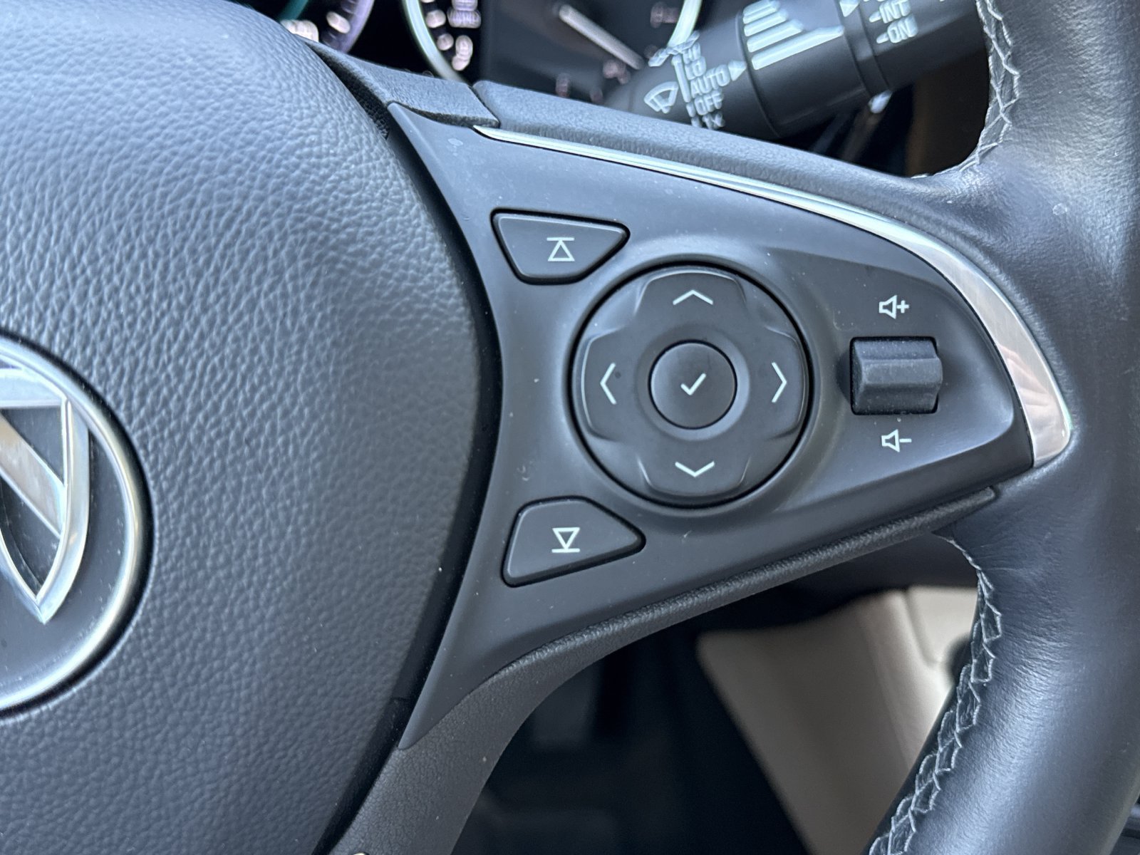 Used 2020 Buick Envision Premium w/ Driver Confidence Package AWD/4WD image 24