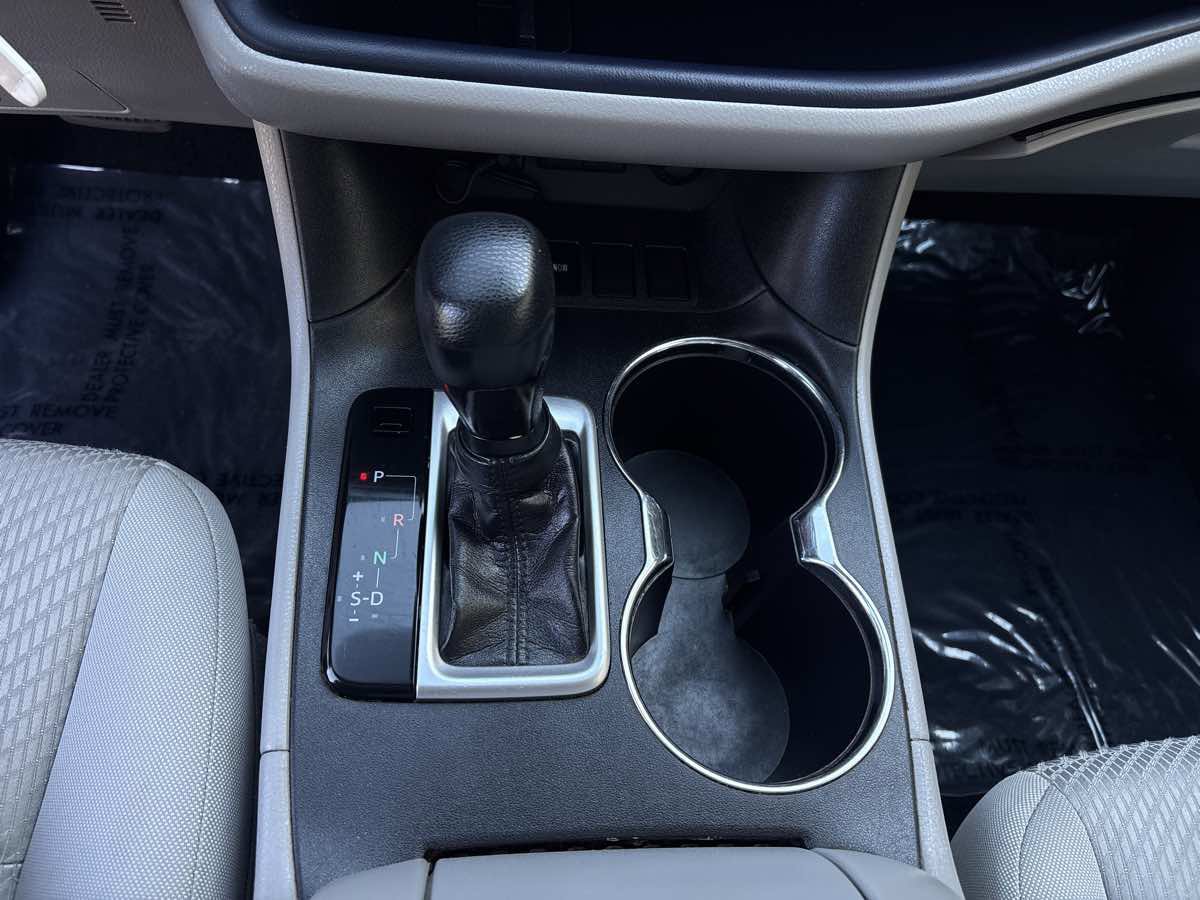 Used 2018 Toyota Highlander LE image 29