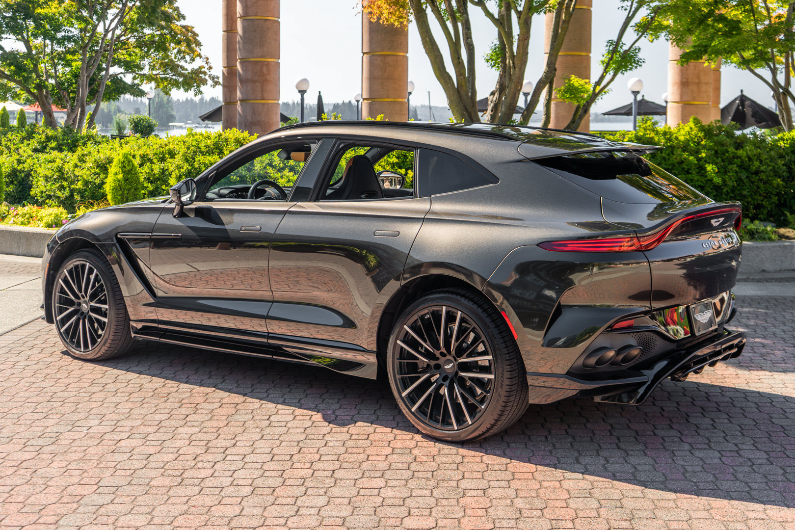 Used 2023 Aston Martin DBX 707 AWD/4WD image 2