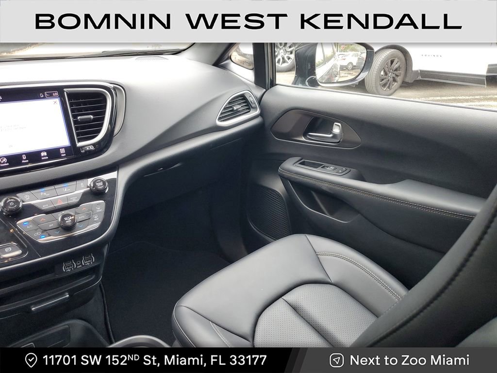 Used 2025 Chrysler Pacifica Select image 16
