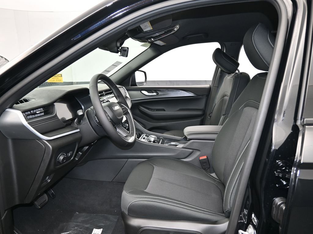 Used 2025 Jeep Grand Cherokee Laredo AWD/4WD image 11