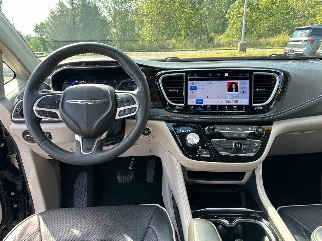 Used 2023 Chrysler Pacifica Limited FWD image 49
