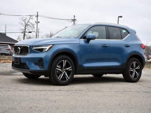 Certified 2025 Volvo XC40 B5 Core AWD/4WD image 3
