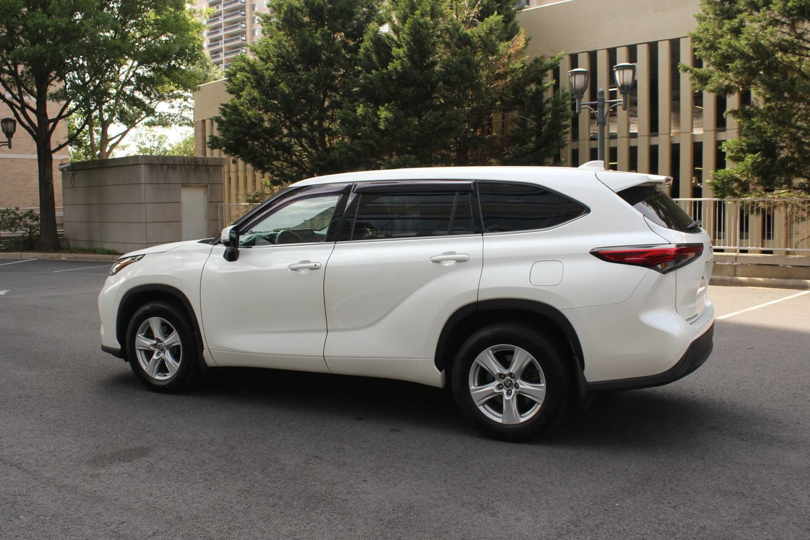 Used 2020 Toyota Highlander L AWD/4WD image 9