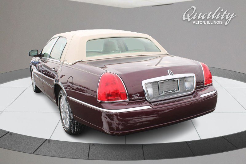 Used 2006 Lincoln Town Car Signature image 6
