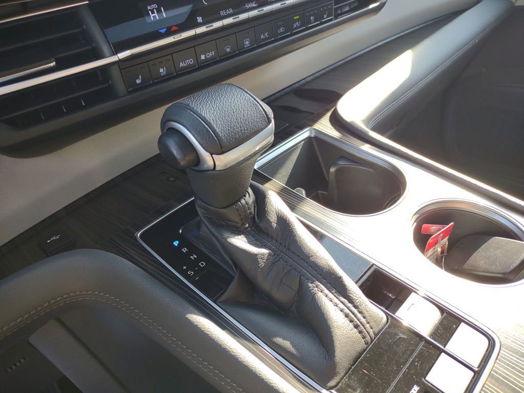 Used 2021 Toyota Sienna Limited image 26