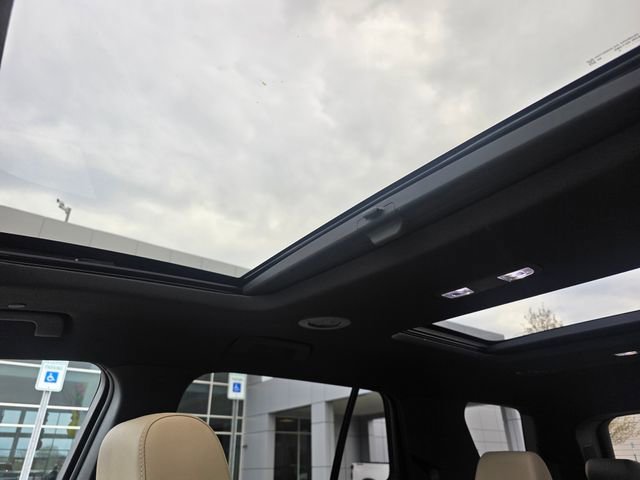 Used 2023 Chevrolet Traverse LT w/ LT Premium Package AWD/4WD image 34