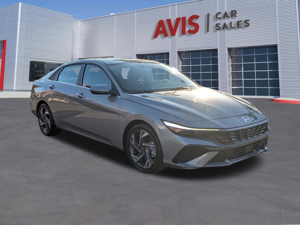 Used 2025 Hyundai Elantra Limited image 3