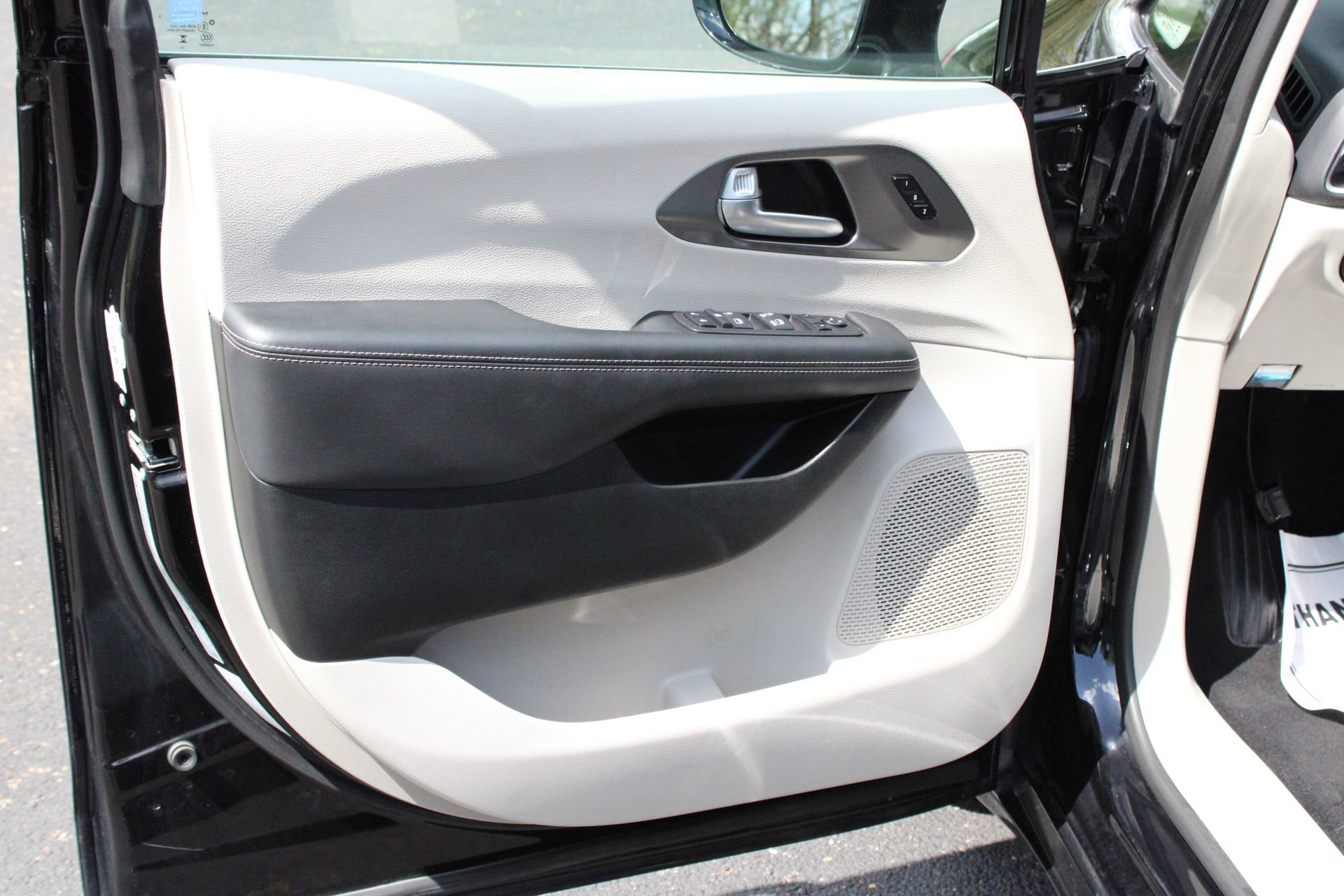 Used 2024 Chrysler Pacifica Touring-L image 12