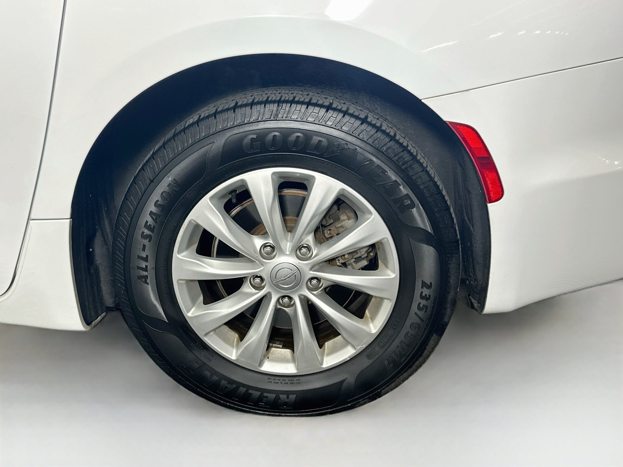 Used 2019 Chrysler Pacifica Touring-L FWD image 11