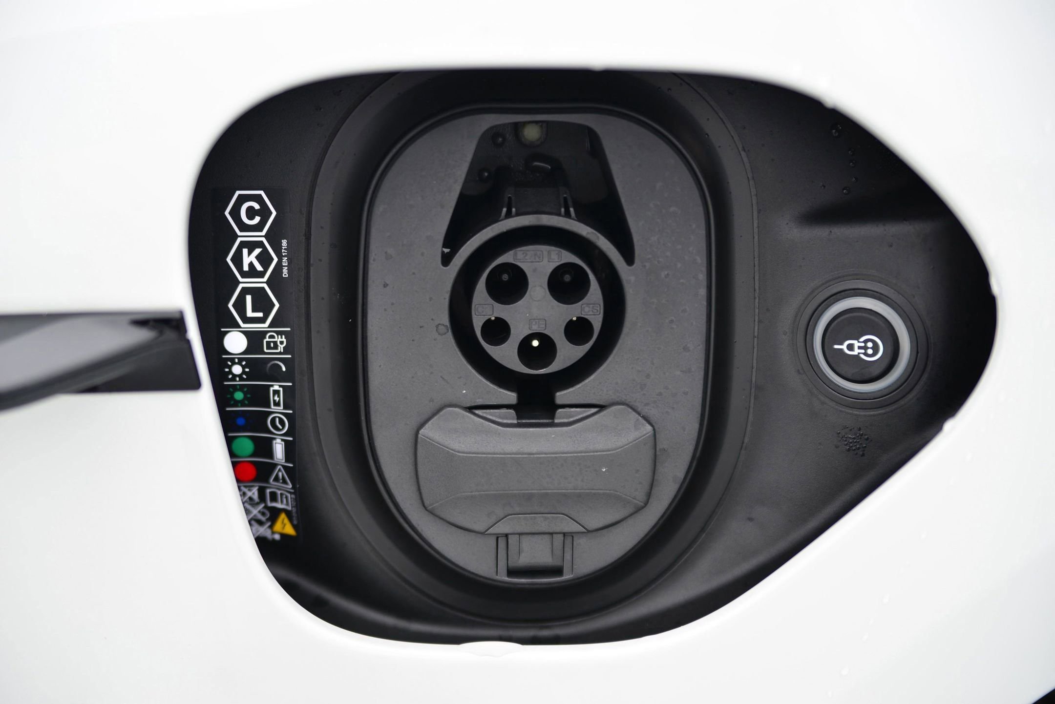 Used 2025 Porsche Taycan image 18