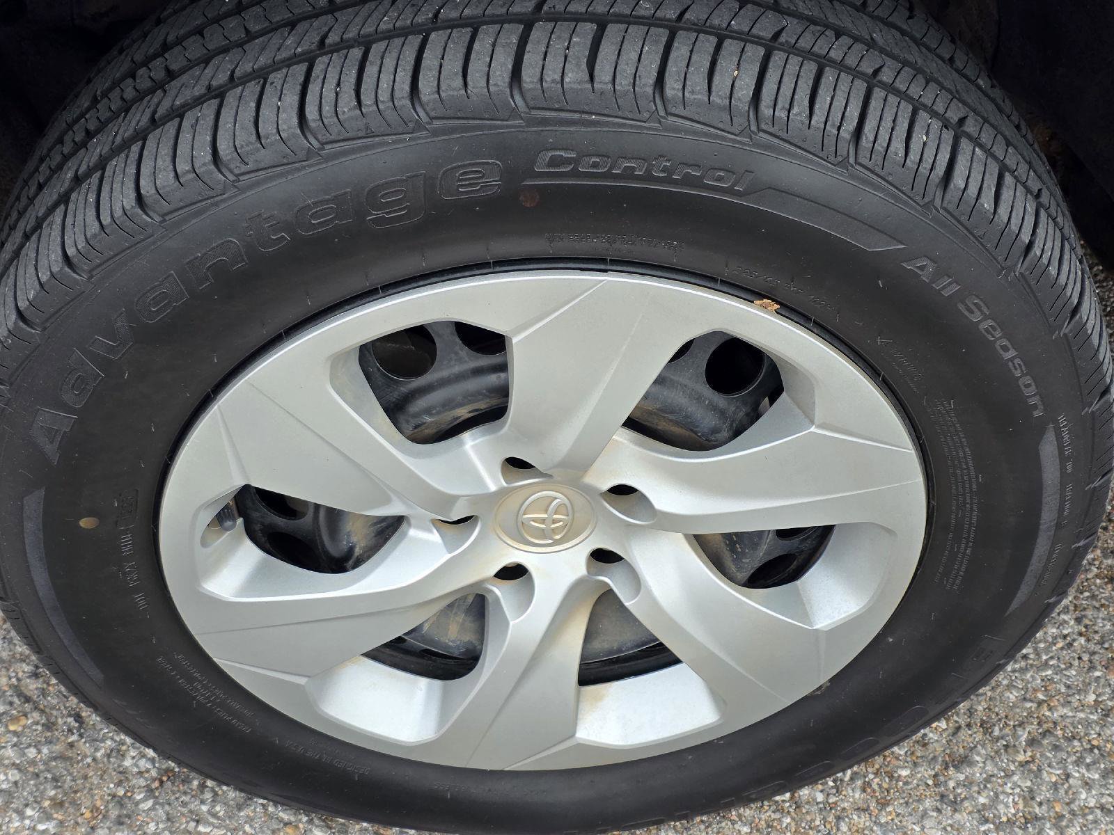 Used 2020 Toyota RAV4 LE AWD/4WD image 37