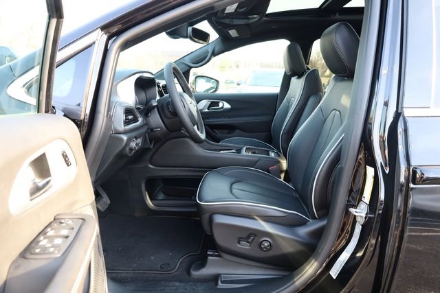 New 2026 Chrysler Pacifica Limited image 8