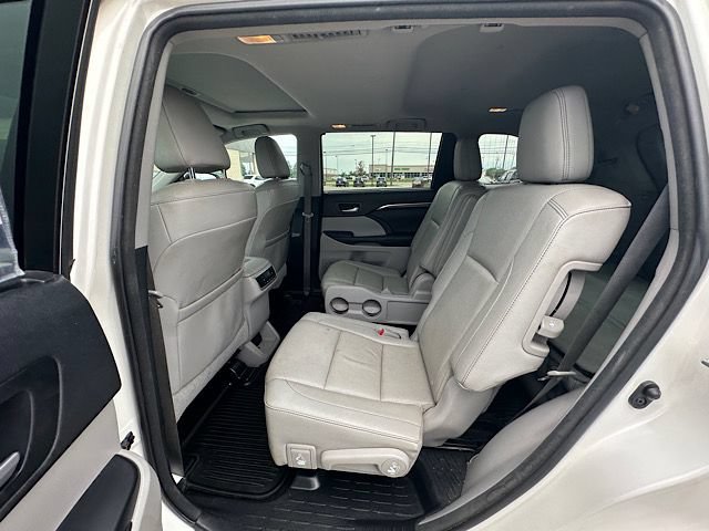 Used 2016 Toyota Highlander Limited w/ Four Season Floor Mat Package AWD/4WD image 17