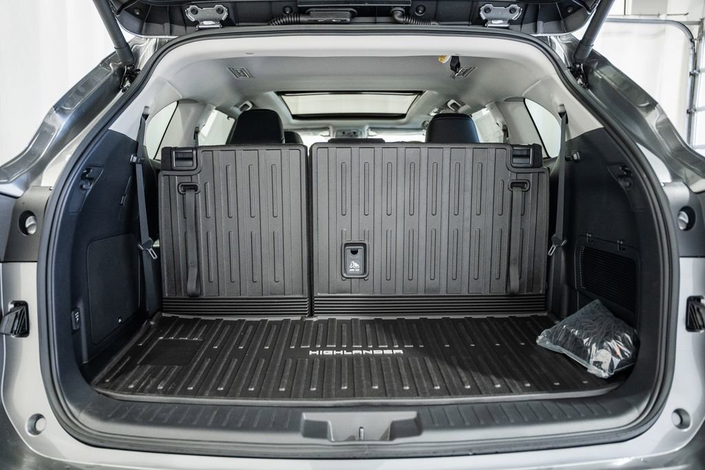 New 2026 Toyota Highlander Platinum image 10