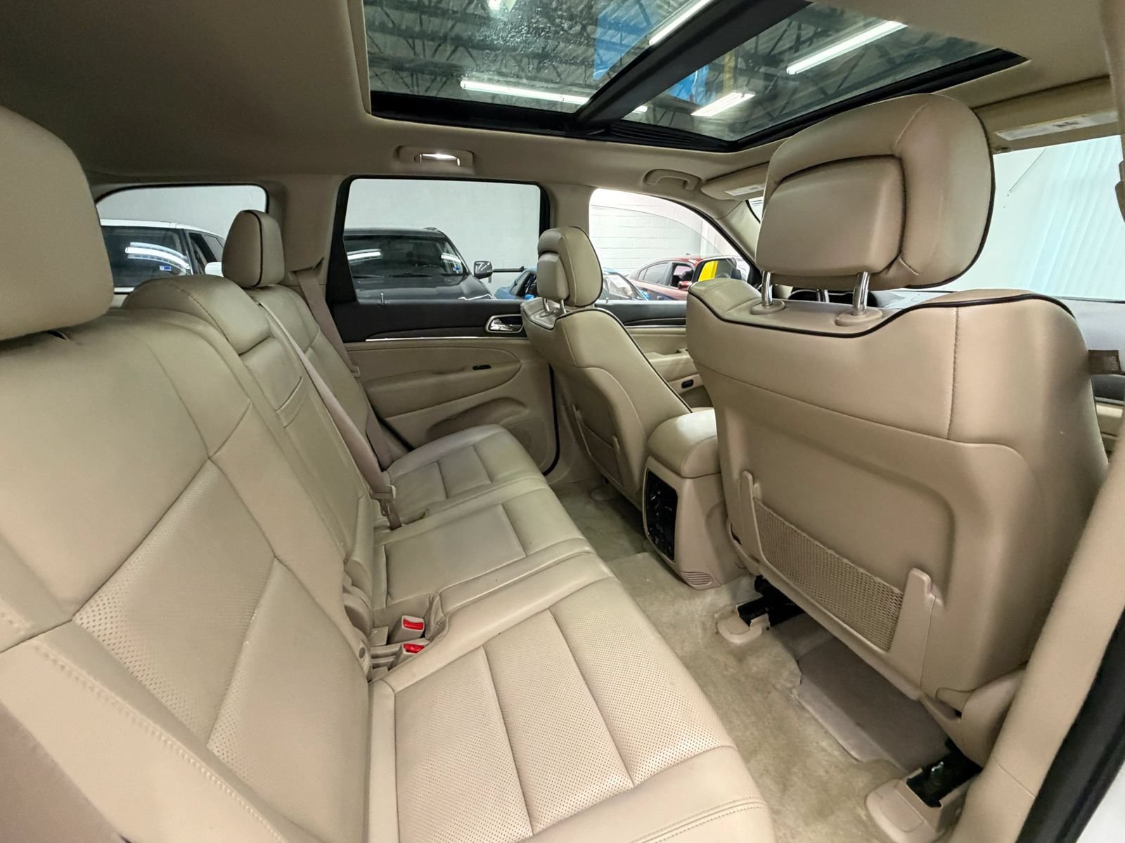 Used 2015 Jeep Grand Cherokee Overland AWD/4WD image 19