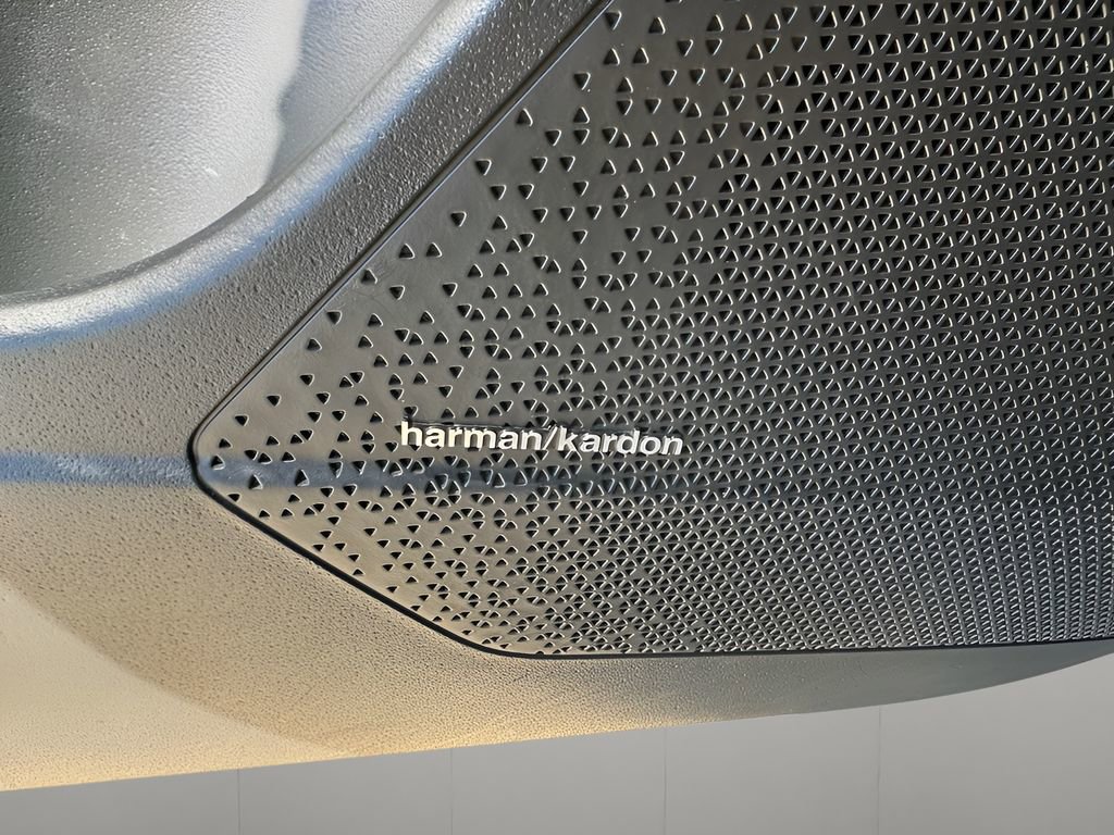 Used 2023 Kia Niro SX Touring image 11