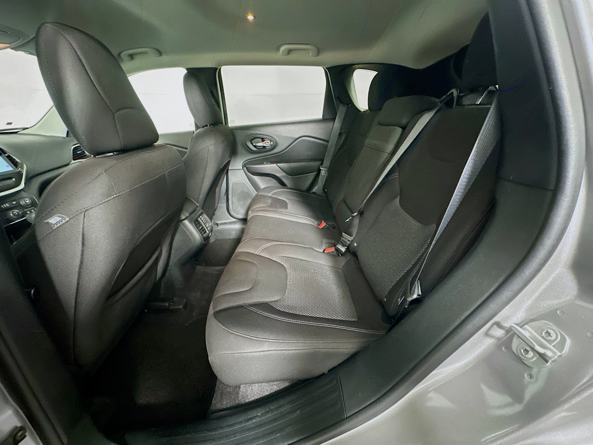 Used 2019 Jeep Cherokee Latitude w/ Popular Appearance Group AWD/4WD image 28